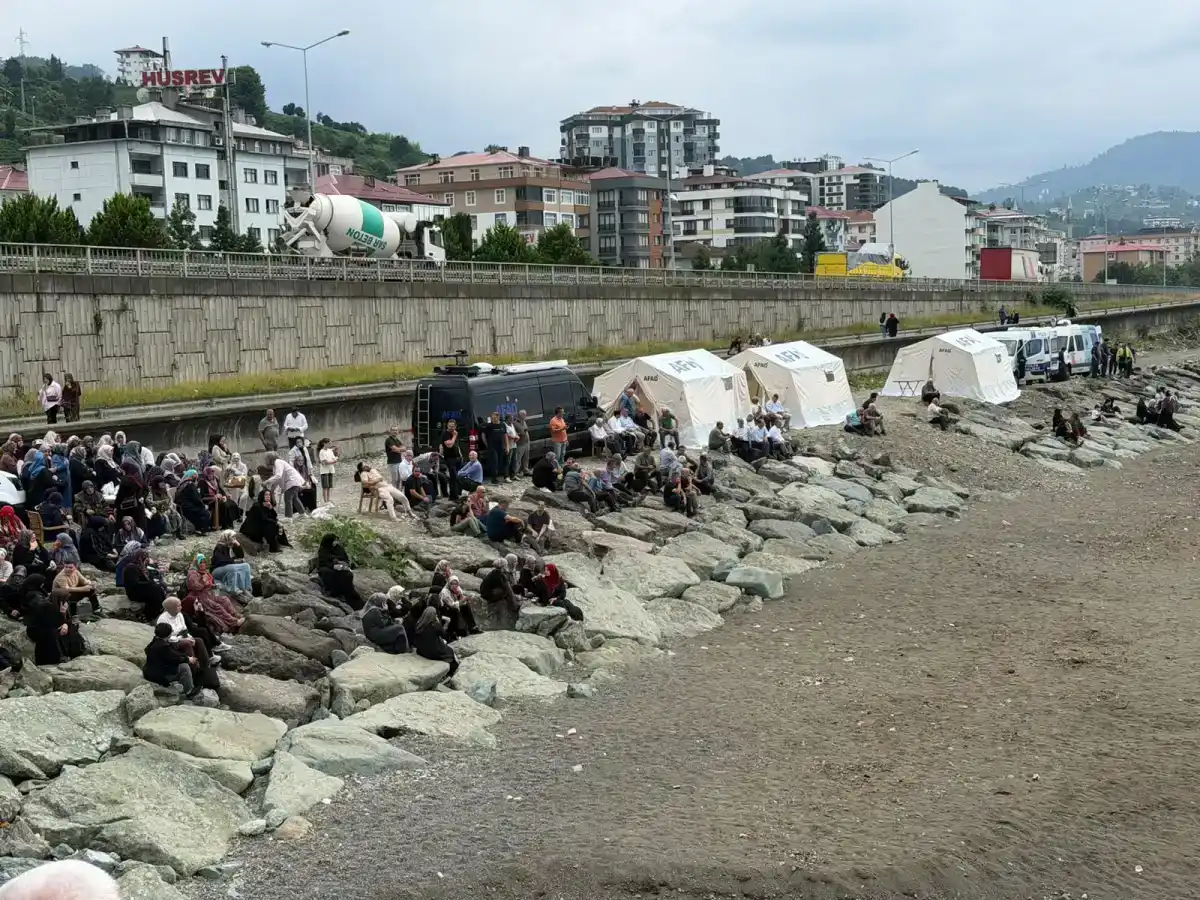 Rize Çayeli’nde denizde kaybolan 10 yaşındaki çocuk için arama çalışmaları sürüyor