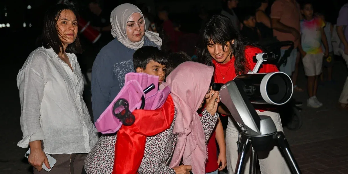 Bornova’da yıldızlar geçidi