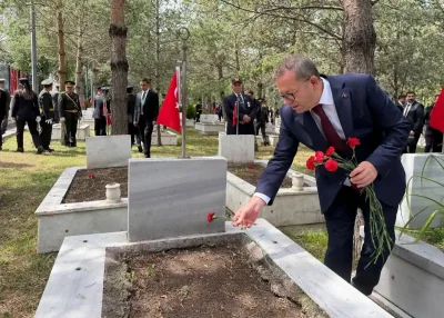 Kars’ta 30 Ağustos Zafer Bayramı Kutlamaları Şehitlik Töreniyle Devam Etti