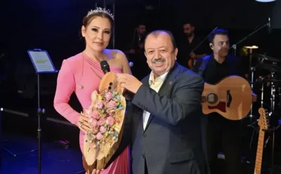 Isparta’da 30 Ağustos coşkusu: Binlerce kişi Funda Arar konserinde buluştu