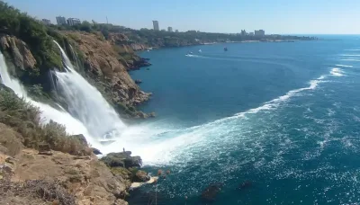 Aşağı Düden Şelalesi’nde denizi kaplayan köpüklenme dikkat çekti