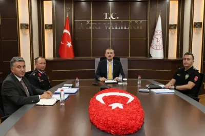 Ağrı Valisi Bozkurt, okul güvenliği toplantısında servis denetimlerini ele aldı